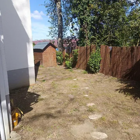 アパート With Garden And Free Parking Space