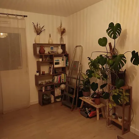 アパート With Garden And Free Parking Space *